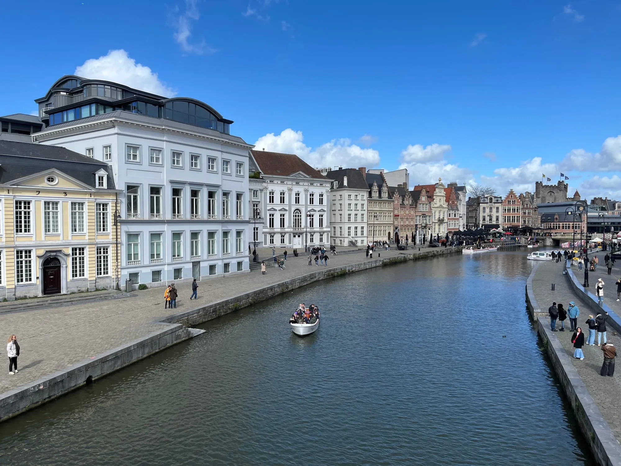 Kade langs de Leie in Gent met witte en historische gevels onder een blauwe lucht